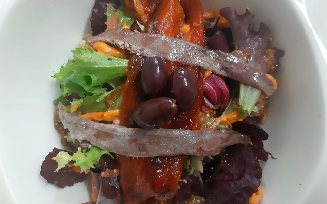 Ensalada de pimientos asados con olivas, anchoas y vinagreta de mostaza./ Manuel Barrau