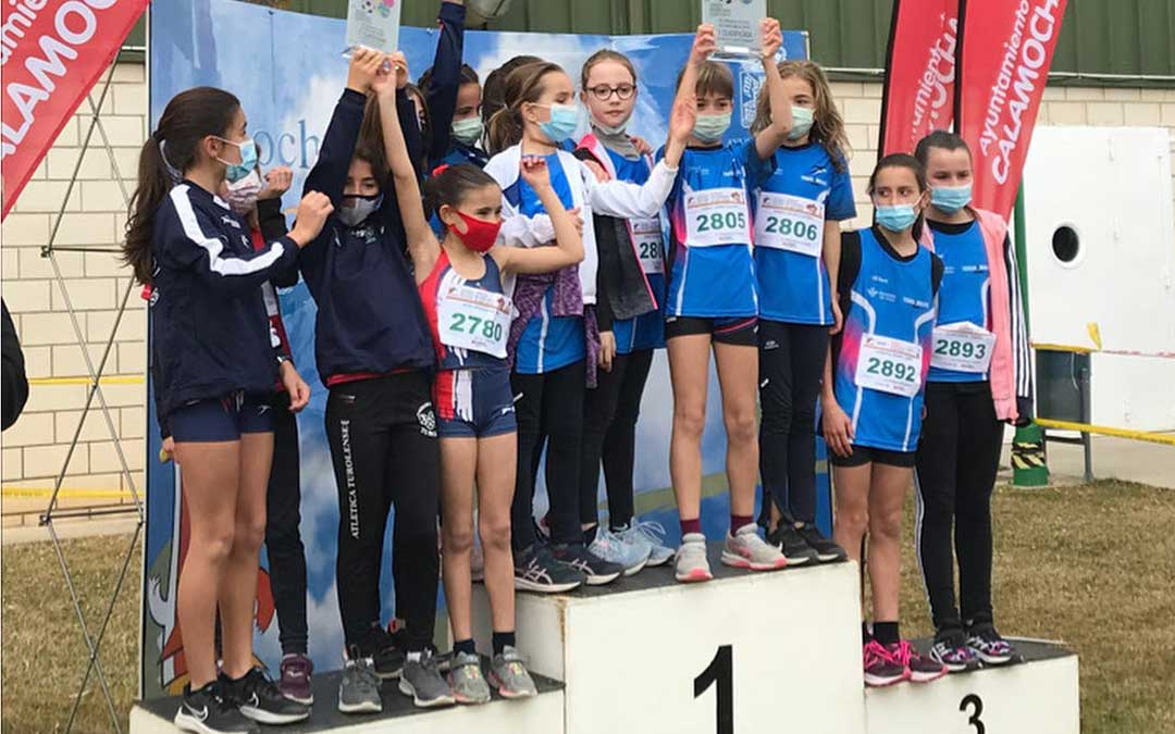Equipo sub 12 alevin femenino en el primer cajón del podio. Foto. Facebook Tragamillas