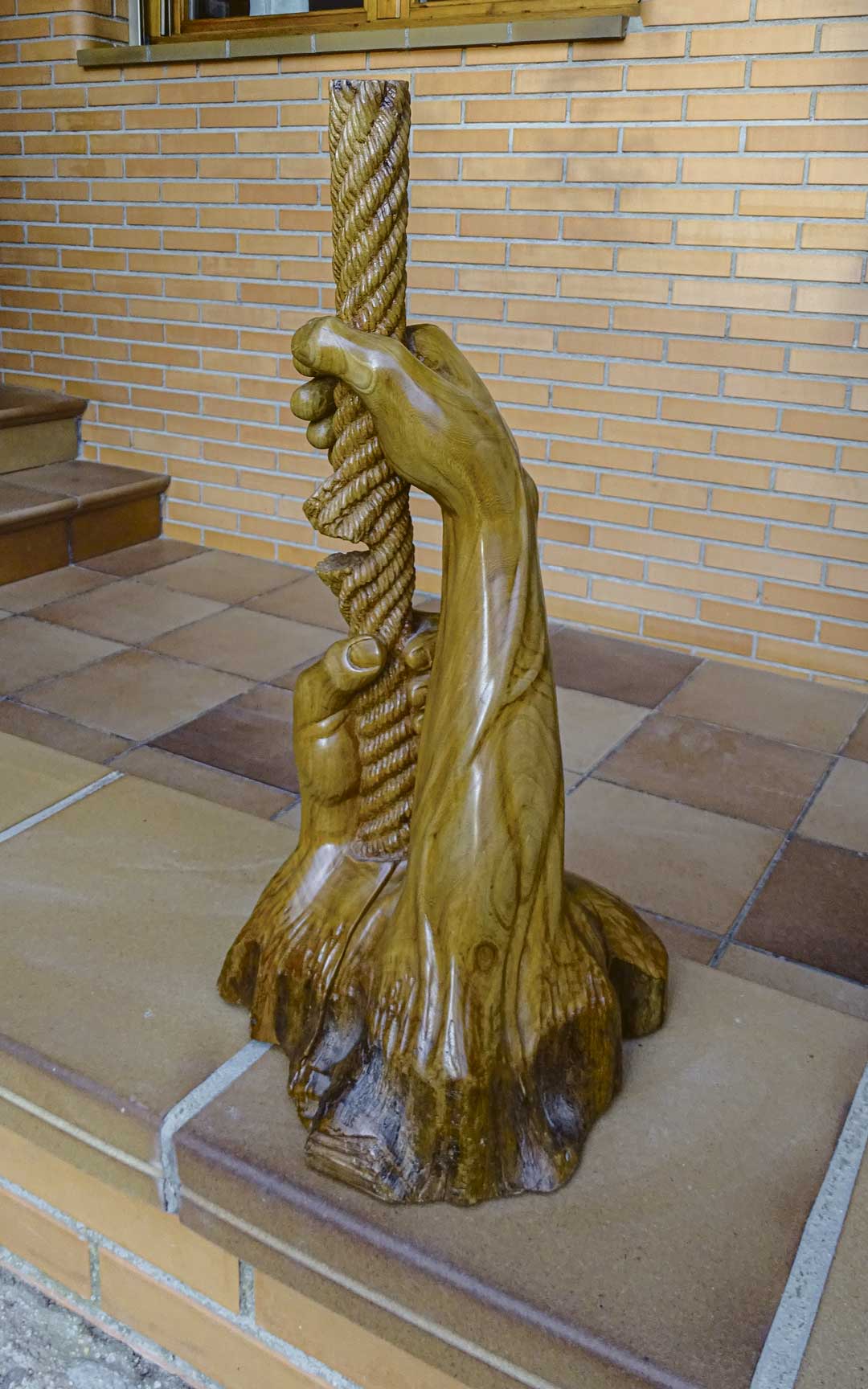 Una de las primeras creaciones en madera de Manolo. / L.Martínez