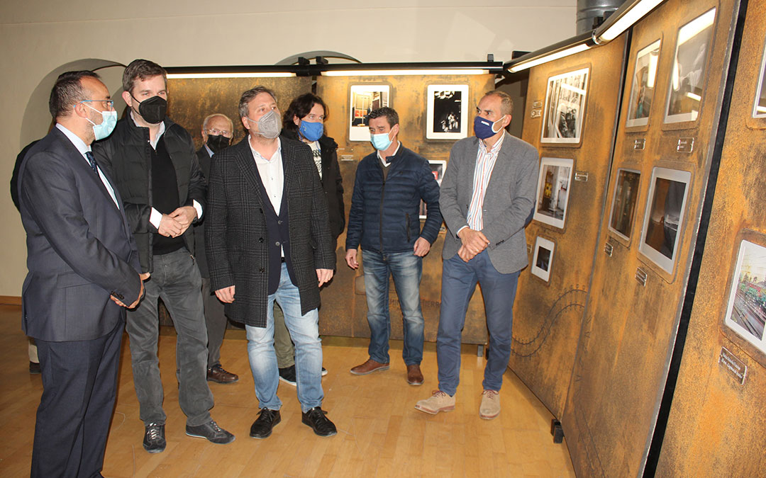 El consejero Soro junto al alcalde Urquizu y el director de FFE viendo la exposición este jueves / L. Castel