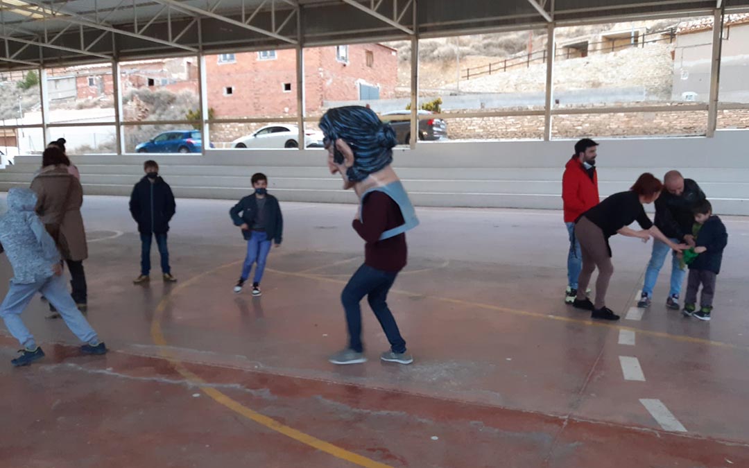 Varios pequeños disfrutando con los cabezudos en Alacón./L.C.