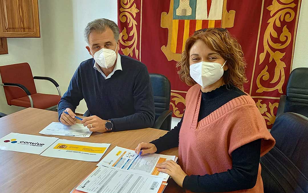 Firma del proyecto 'Mujer rural avanza' entre el Ayuntamiento de Utrillas y la Fundación Cepaim./ Ayto. Utrillas