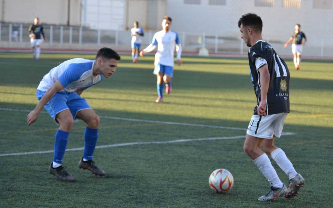 Jorge Pellicer intentando zafarse de un defensa del Morata. Foto. J.V.