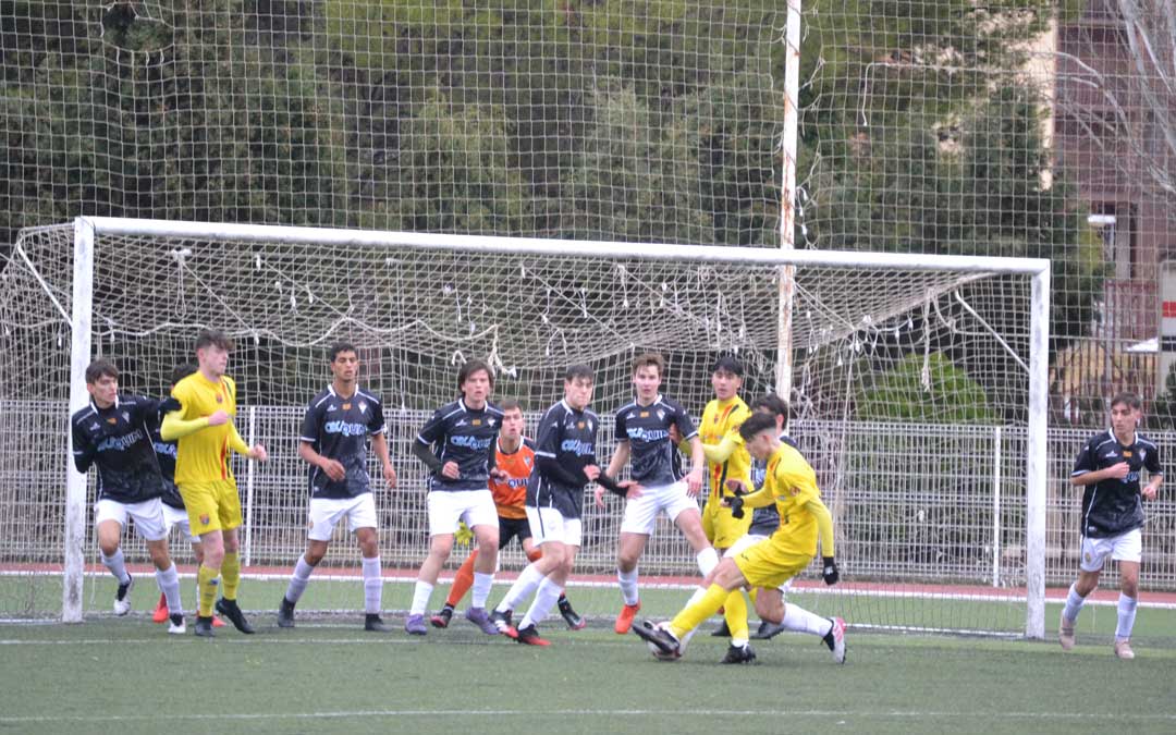 La defensa del Alcañiz ante un ataque del equipo visitante. Foto. J.V.