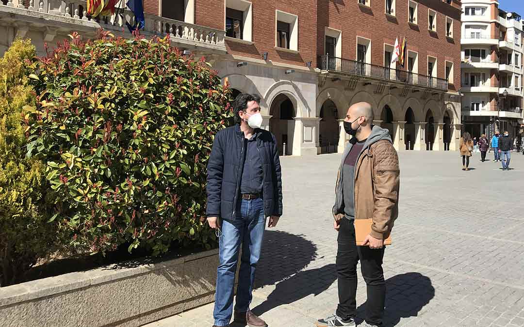 El portavoz del Grupo, Pedro Bello, junto al portavoz del grupo municipal en Teruel, Nicoás López./Ganar-IU