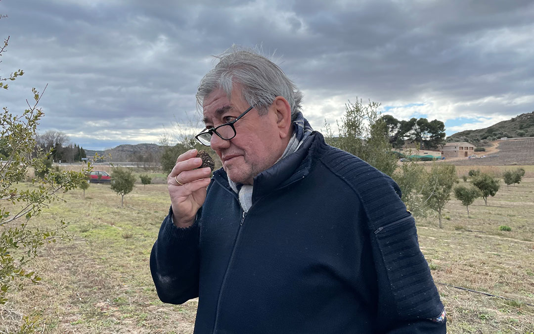 Ignacio Guallart con una de las primeras trufas negras extraídas de su plantación de carrascas./ María Celiméndiz