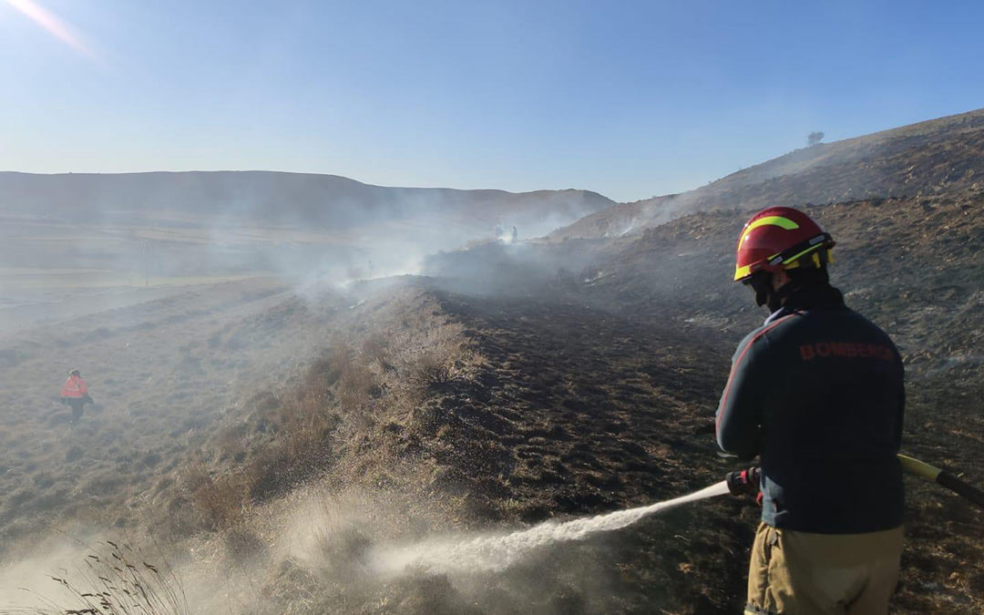 Labores de extinción realizadas este lunes en Campos (Aliaga)./DPT