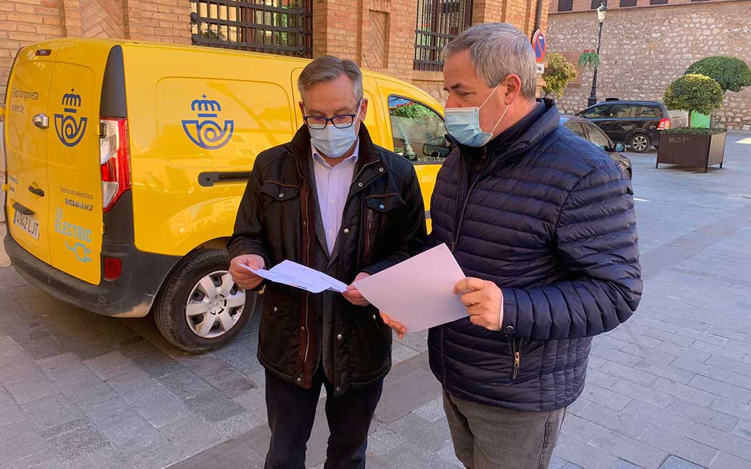 El presidente del PP turolense, Joaquín Juste (izq.), durante la rueda de prensa de este lunes./PP
