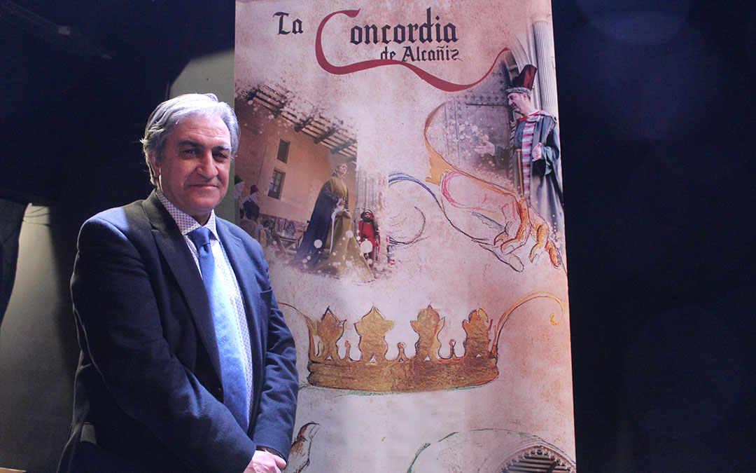 José Luis Corral, tras la conferencia en la que hizo un recorrido por los hechos que acaecieron en Alcañiz en 1412. / B. Severino