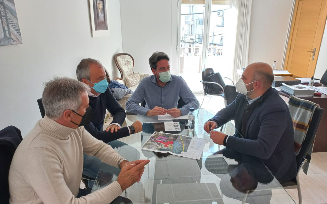 Reunión de trabajo en La Puebla para hablar del polígono entre los alcaldes de Híjar y La Puebla, Luis Carlos Marquesán y Pedro Bello (al fondo); y los responsables de Cámara, Raimundo Cubeles y Antonio Santa Isabel. / Cámara de Teruel
