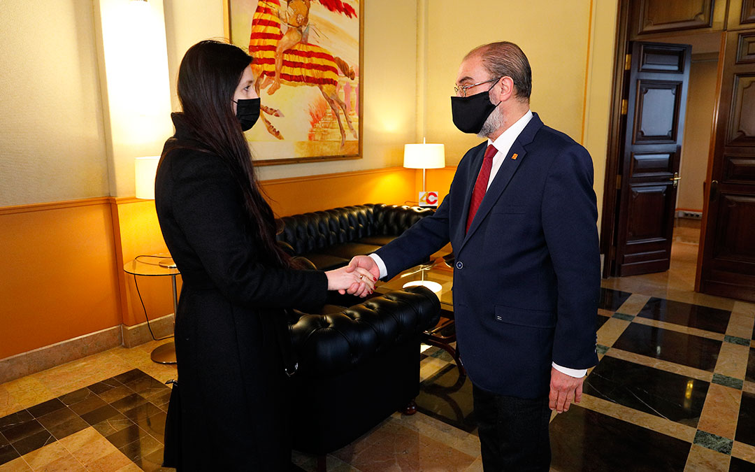 Lambán, con la presidenta de la Asociación Ucraniana de Residentes en la Comunidad, Alina Klochko./ DGA