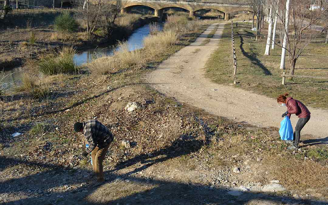 Limpiando el entorno del río Martín./I.M.