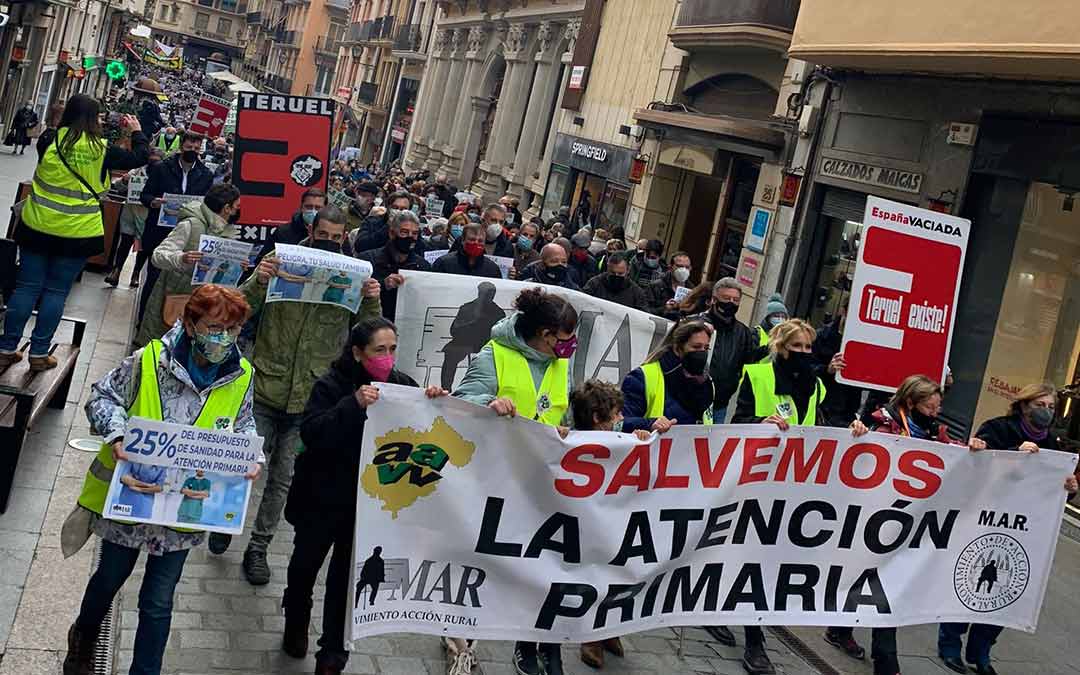 En la concentración de este sábado en Teruel se han manifestado unas 2.000 personas en defensa de la Atención Primaria en el medio rural./MAR