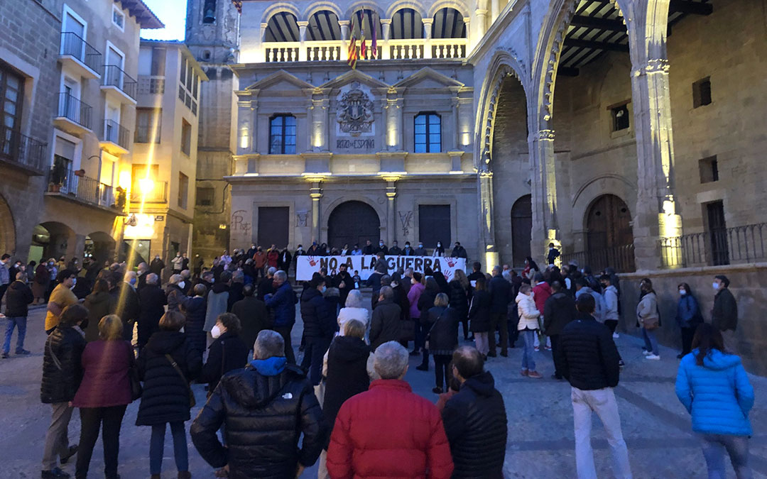 Alrededor de 150 personas se han concentrado este lunes en la plaza España de Alcañiz para condenar el ataque de Rusia a Ucrania / L. Castel