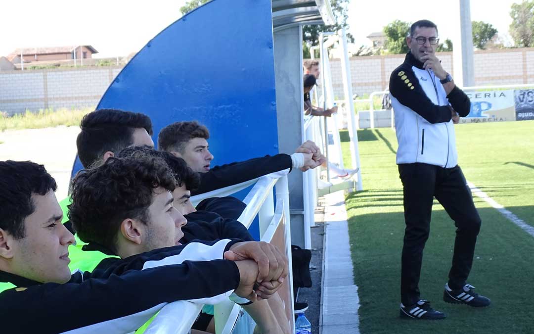 Manuel Blasco junto algunos de sus jugadores en un partido del comienzo de la actual temporada. Foto. Facebook Alcañiz C.F.