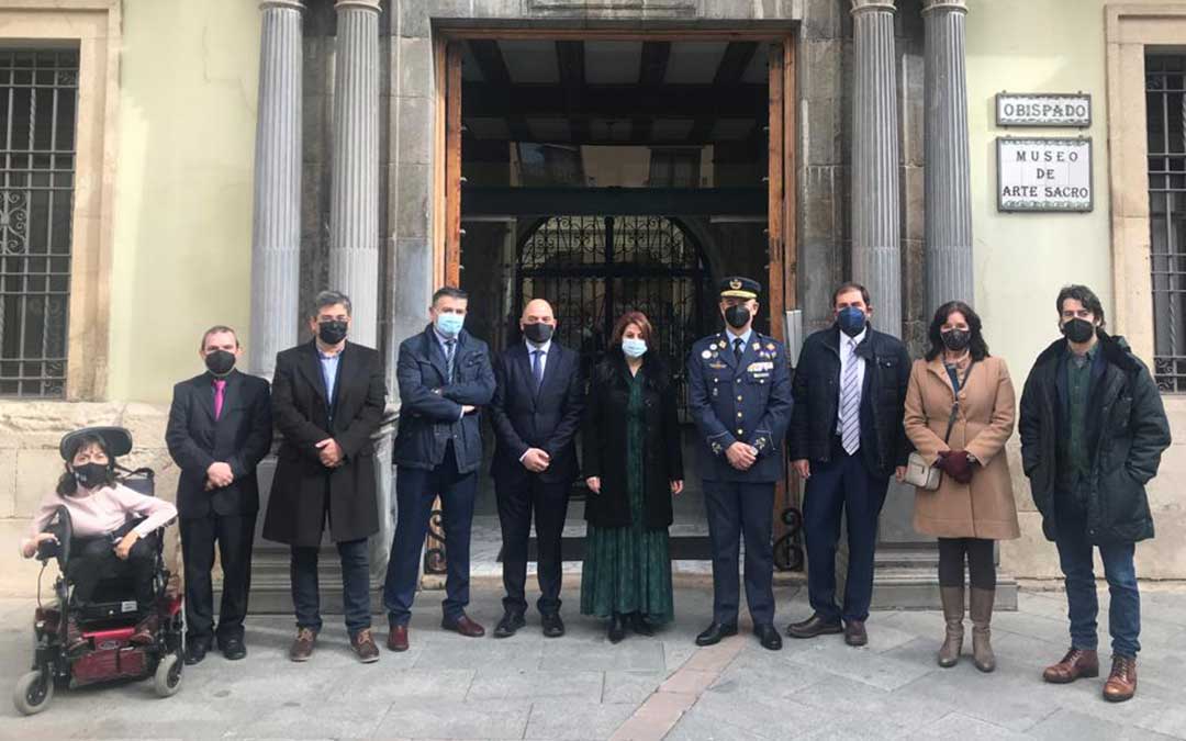 Recepción de las personas y representantes de entidades reconocidas con las Medallas, en Teruel durante la mañana del sábado./ Javier Jané