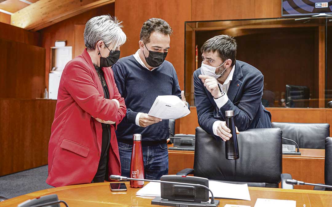 Álvaro Sanz (IU) debatiendo las enmiendas in voce con Podemos y PAR./ Cortes