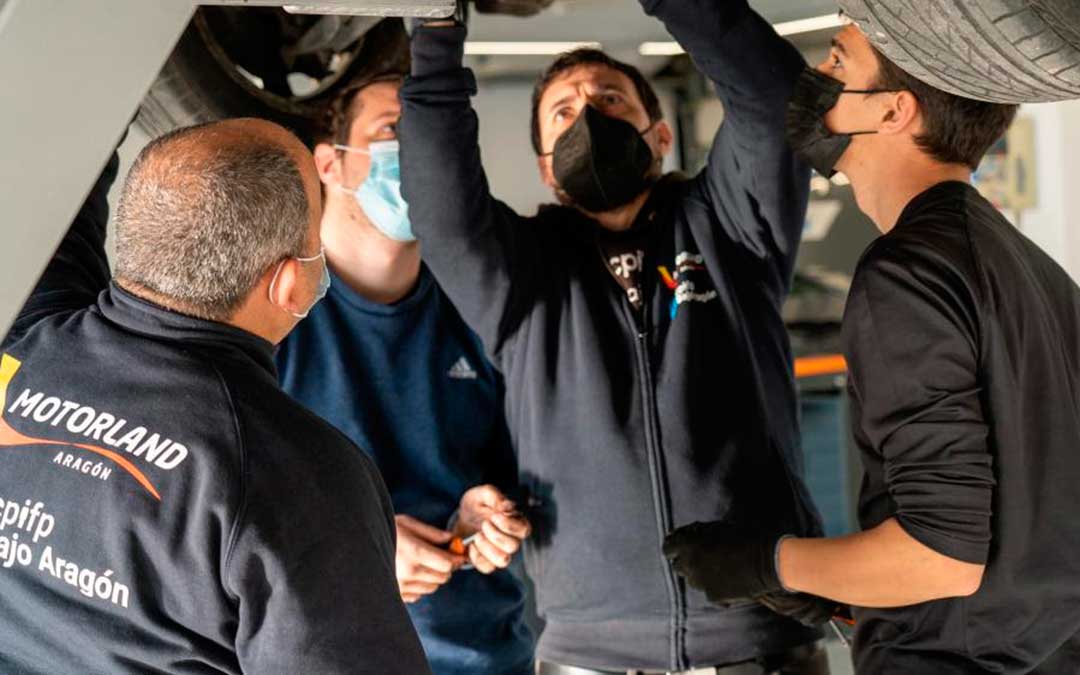 Estudiantes del CPIFP Bajo Aragón realizan prácticas en Motorland./ Motorland