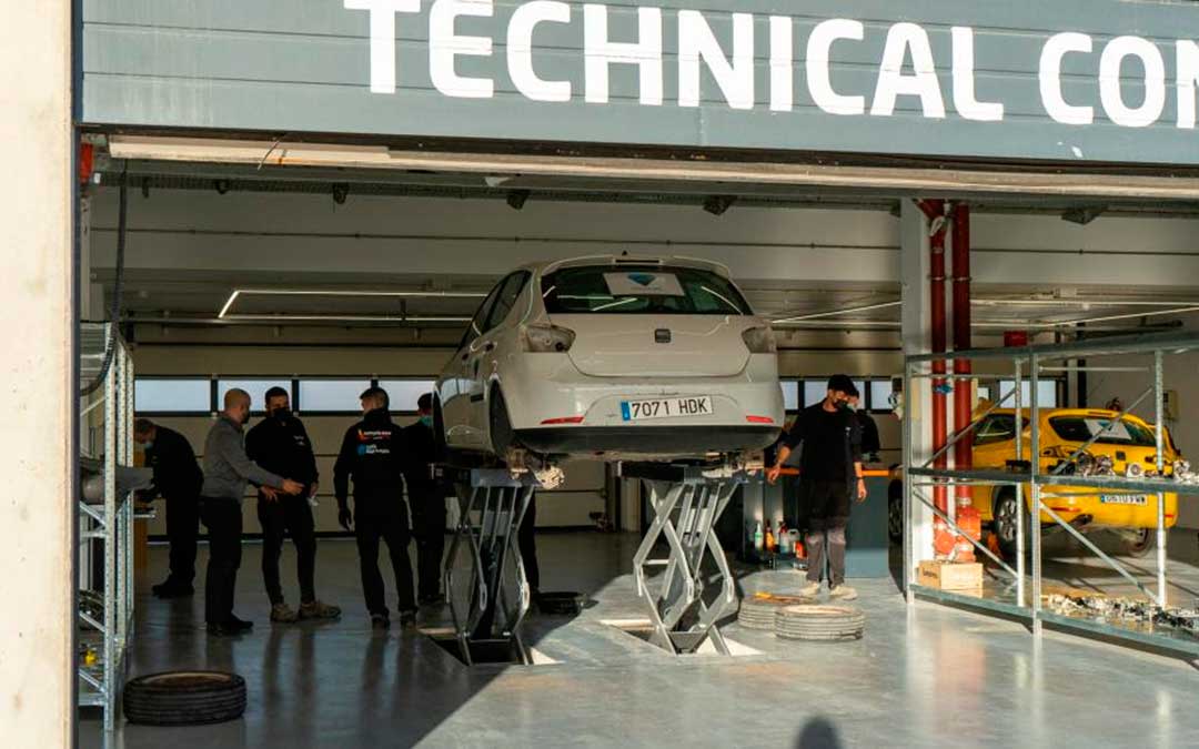 Prácticas de los estudiantes de Automoción del CPIFP Bajo Aragón en Motorland./ Motorland Aragón