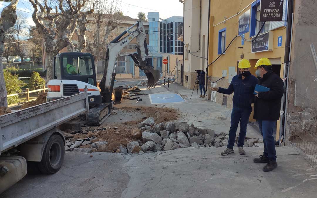 Joaquín Bielsa y Carlos Azuara han visitado las obras de remodelación de la calle Belmonte en Andorra. / Ayt. Andorra
