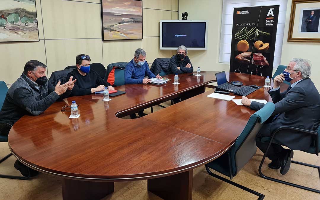 El consejero Olona recibe a los regantes de la cuenca del Matarraña./ DGA
