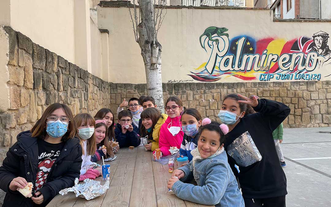 La mayoría de los estudiantes solo se han bajado la mascarilla para comerse el almuerzo./ María Celiméndiz