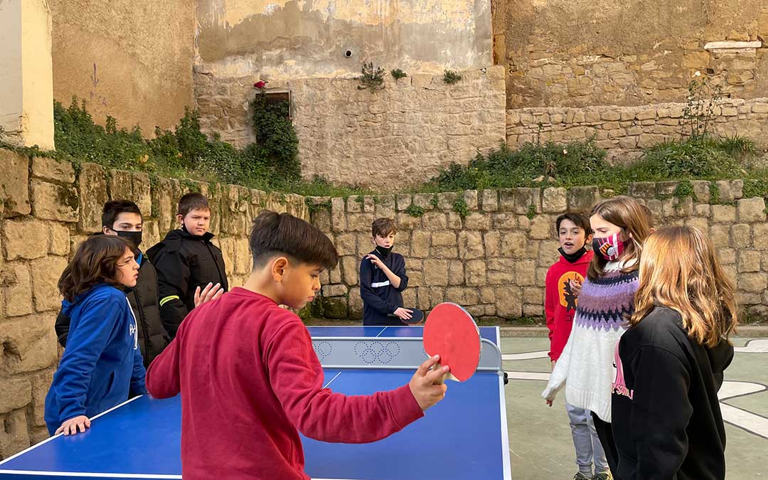 Partida de ping-pong libre de mascarillas en el patio del CEIP Juan Lorenzo Palmireno de Alcañiz./ María Celiméndiz