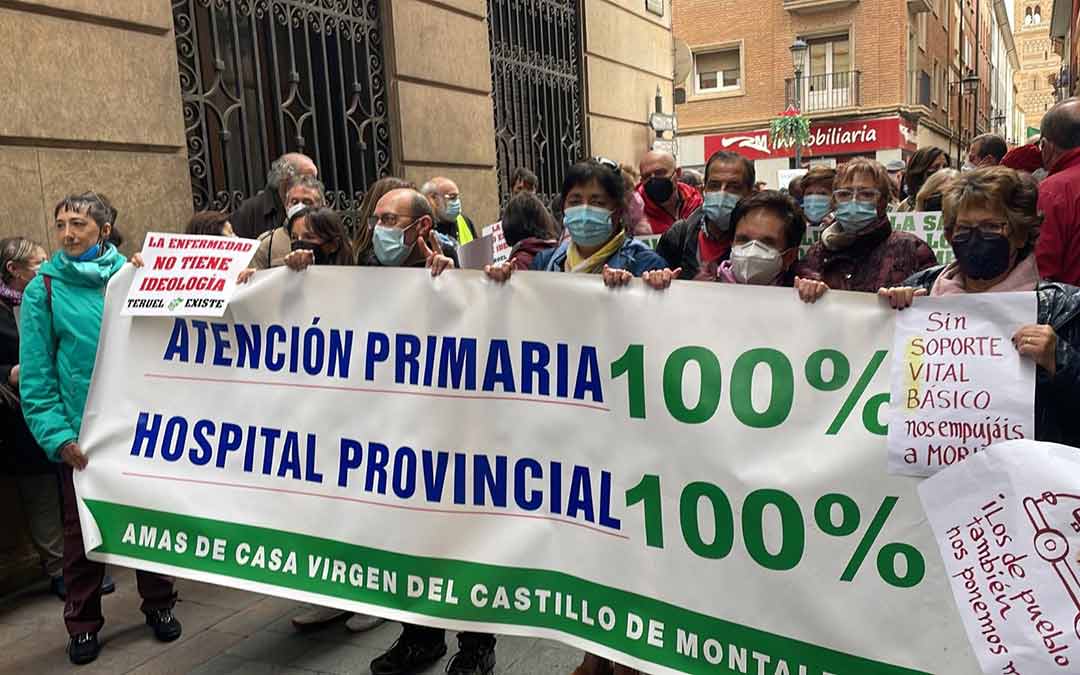 Las amas de casa Virgen del Castillo de Montalbán en la manifestación./MAR