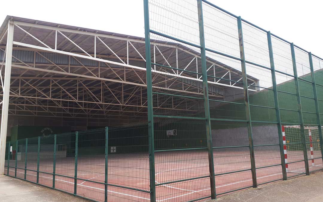 La pista polideportiva de Valdeltormo vista desde el exterior con la nueva valla que la circunda. Foto. J.V.