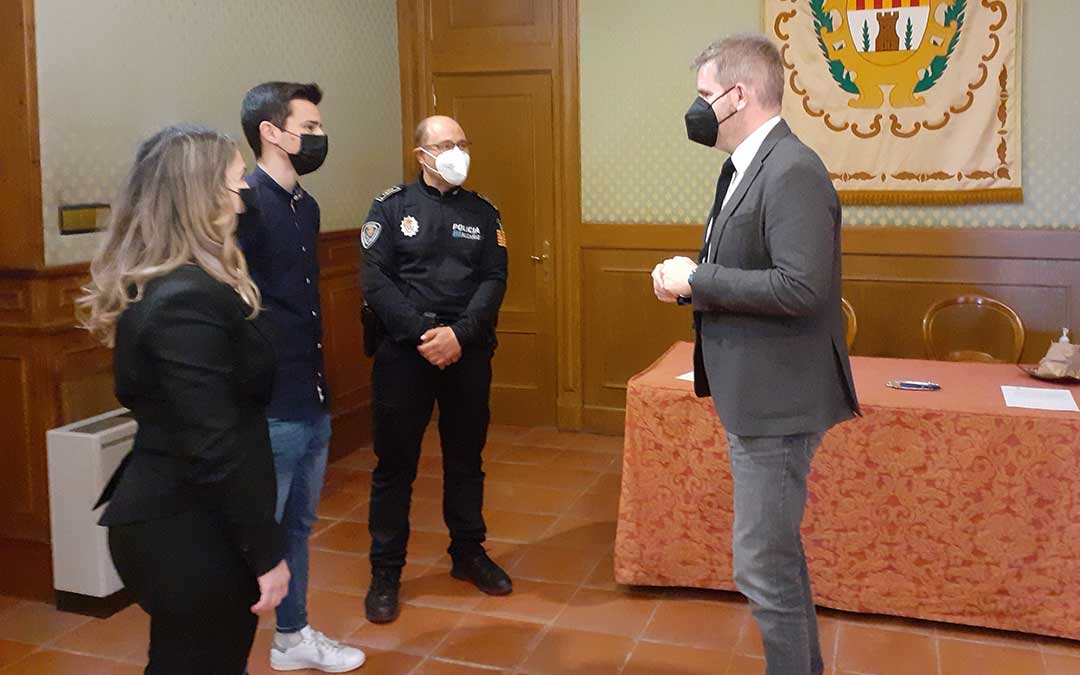 El alcalde de Alcañiz, Ignacio Urquizu; y el jefe de Policía Local de Alcañiz, Pedro Obón; con los dos nuevos agentes que han tomado posesión este martes / Ayto.