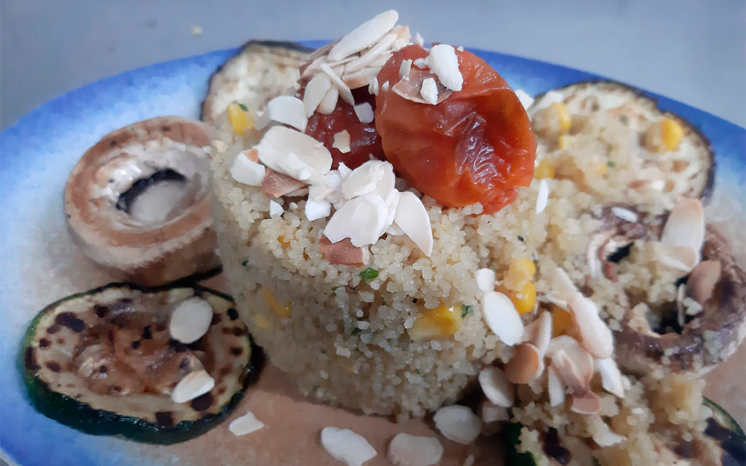 Cous-cous con verduritas y almendras tostadas./ Manuel