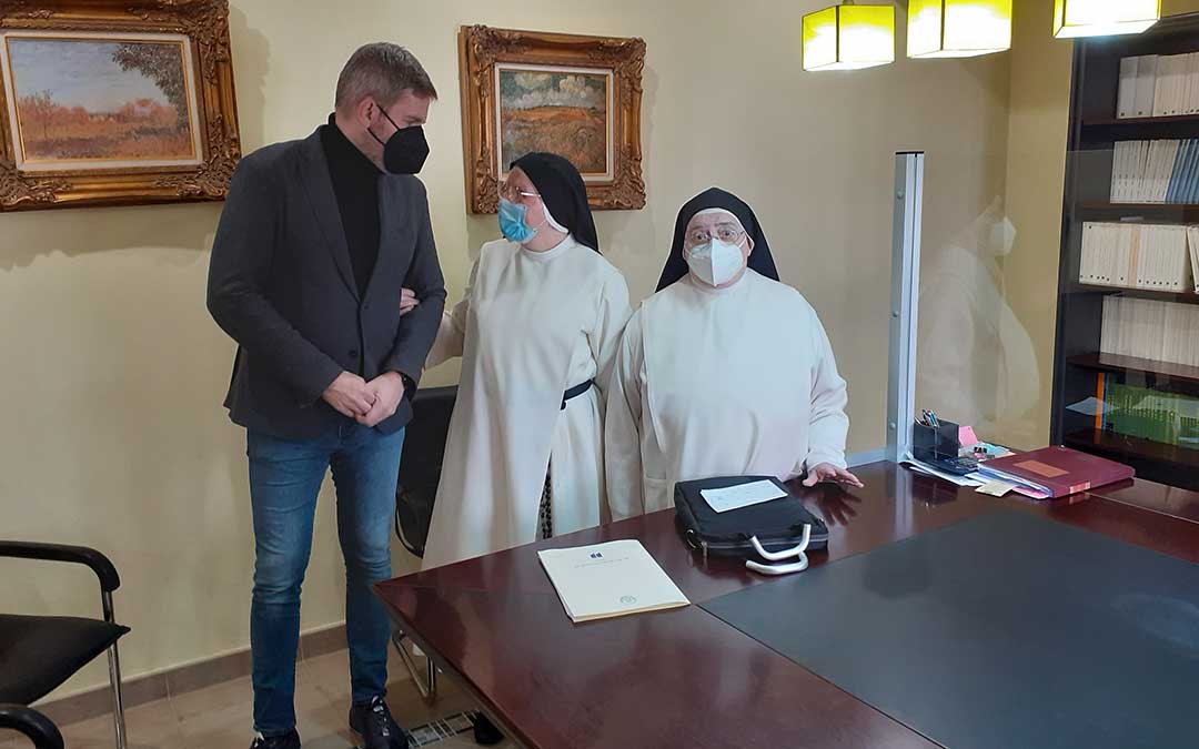 El Ayuntamiento de Alcañiz ha firmado este lunes en el notario la compra de terrenos para abrir nuevas calles / Ayto. Alcañiz
