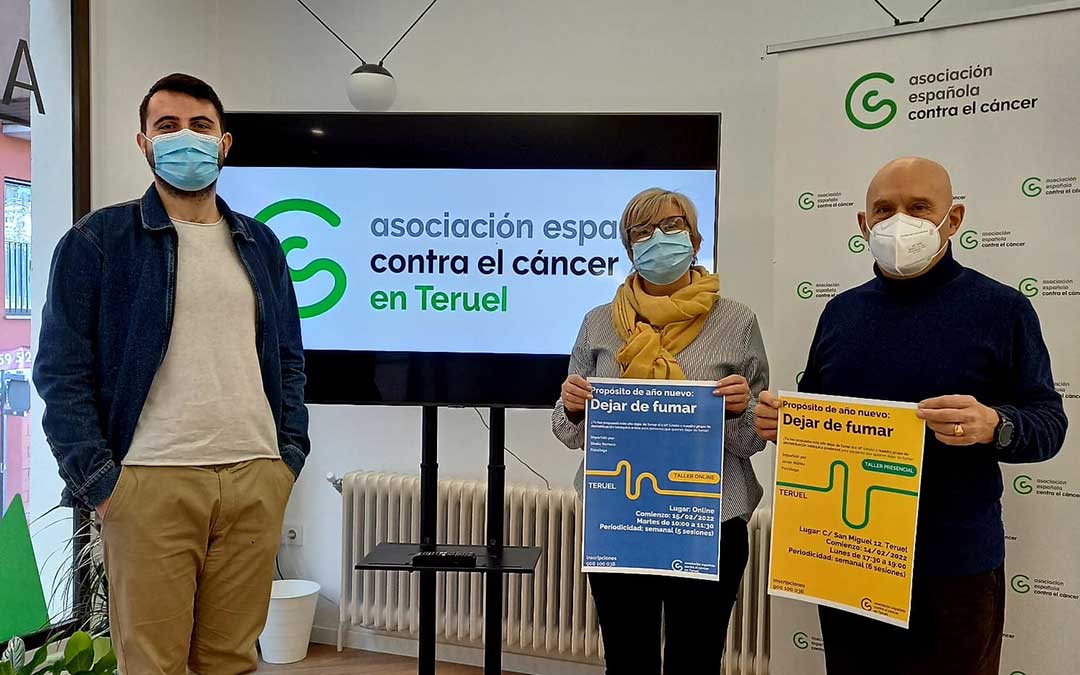 Rosario Pascual con el psicólogo Javier Ibáñez y el presidente de la asociación, Joaquín Larramendi./ DPT