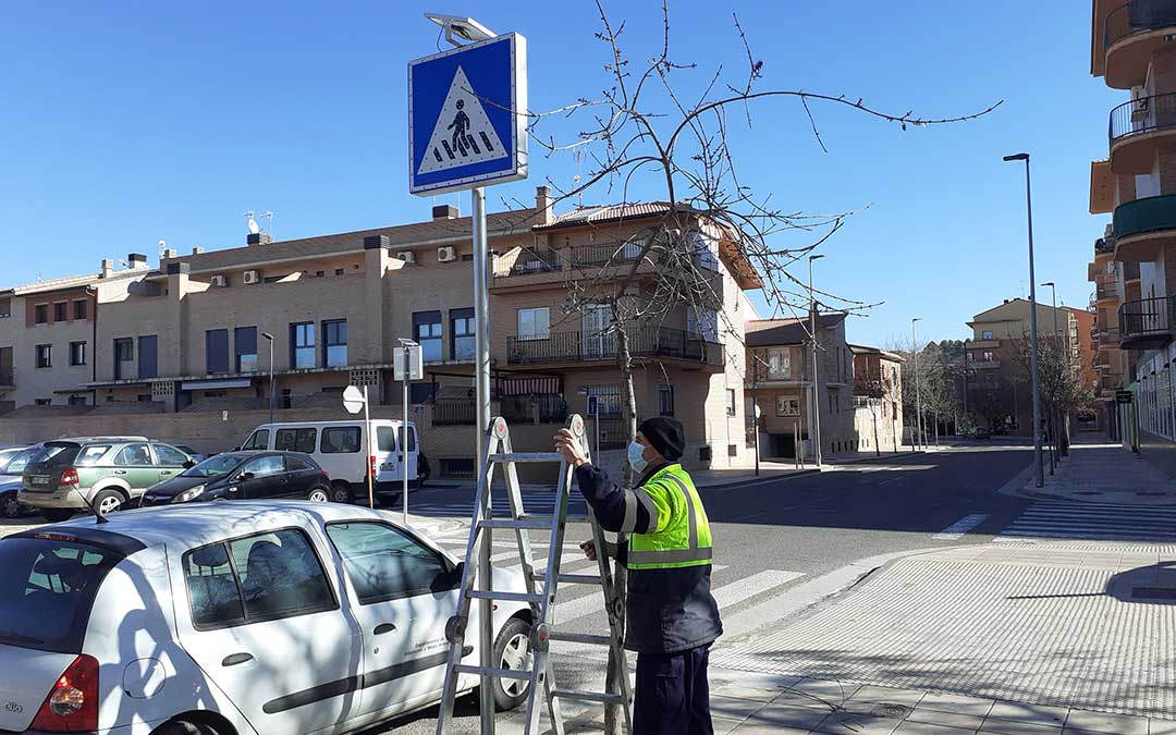 Los trabajadores municipales han colocado las señales durante el lunes y el martes./ Ayto. de Alcañiz