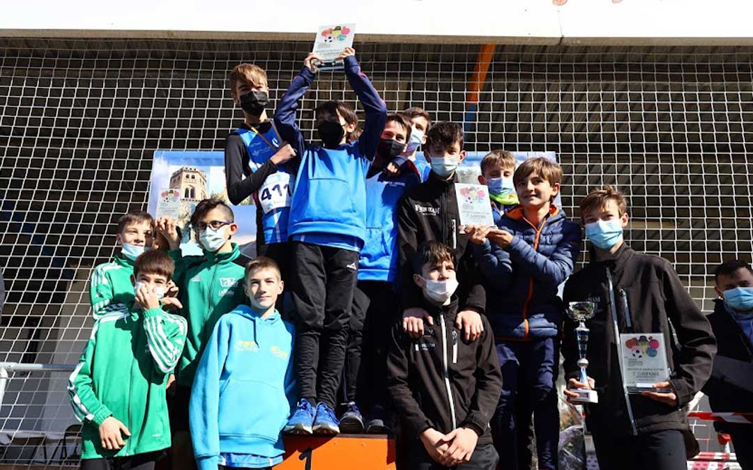 El equipo sub 14 masculino del Tragamillas en lo más alto del podio. Foto. Club Olimpo