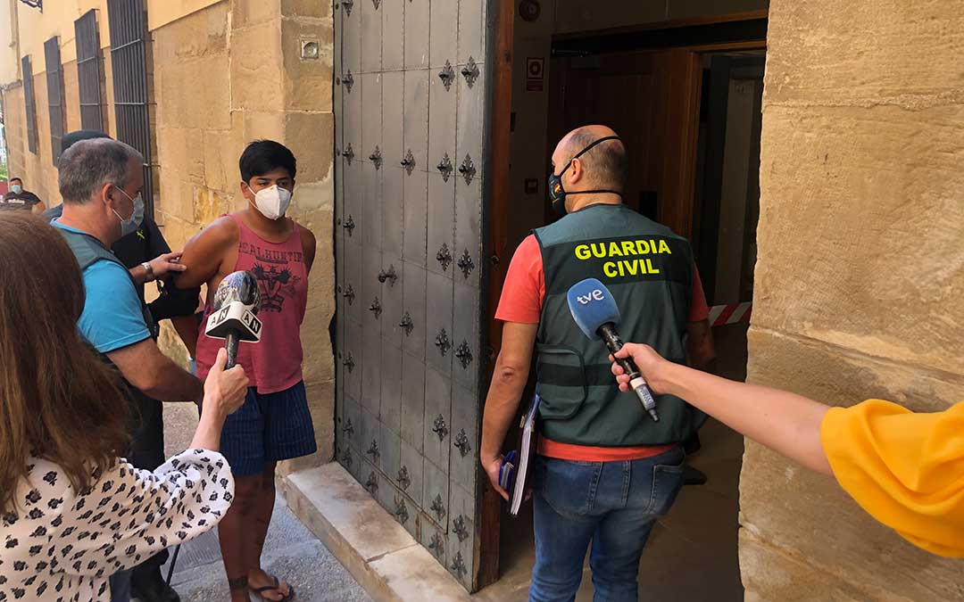El acusado entrando a declarar al Juzgado de Alcañiz en julio de 2020 / L. Castel