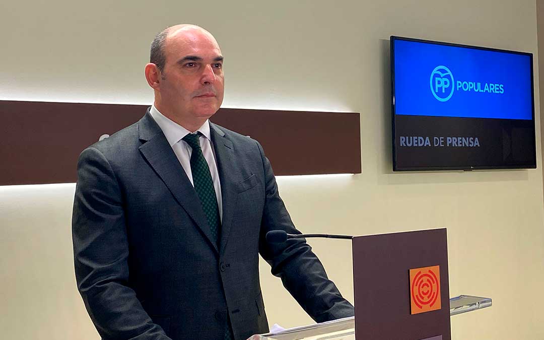 El diputado del PP de Teruel, Juan Carlos Gracia Suso, en rueda de prensa este lunes en las Cortes de Aragón / PP