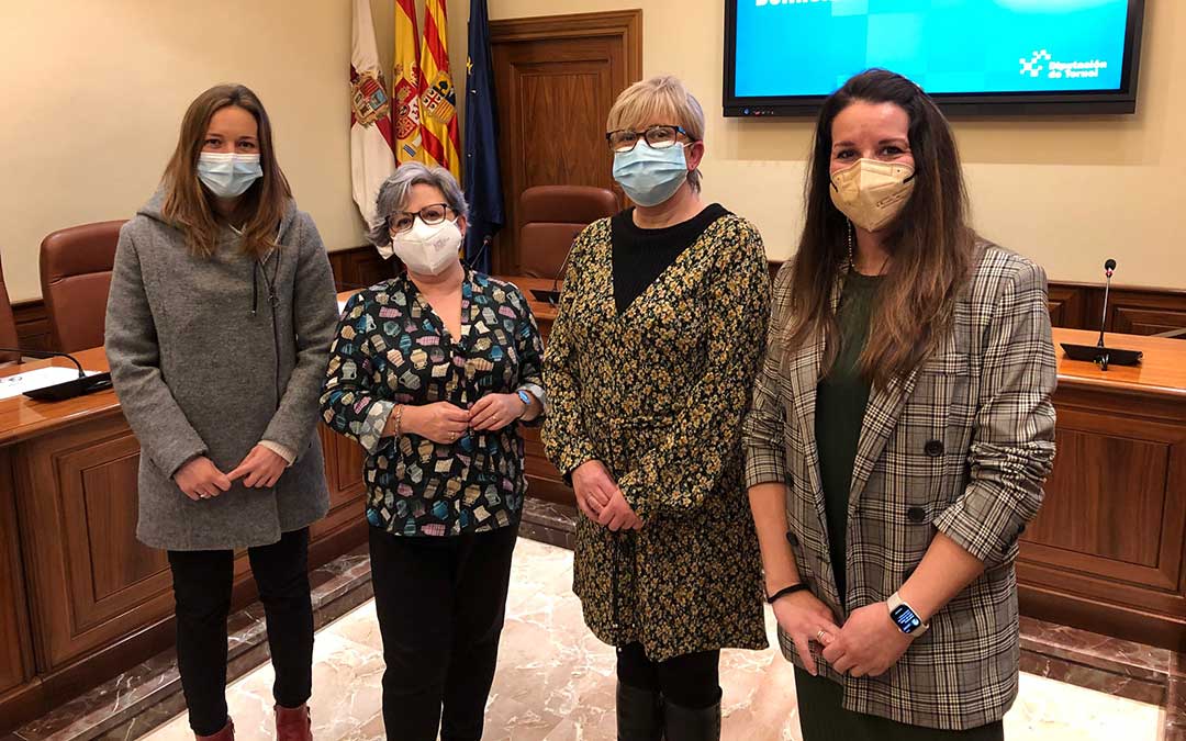 La diputada Rosario Pascual junto a las responsables de la empresa concesionaria de Teleasistencia./ DPT