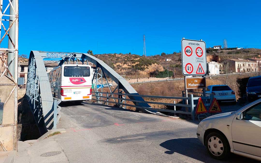 Las obras consistirán en la sustitución del deteriorado firme del puente. J.L.