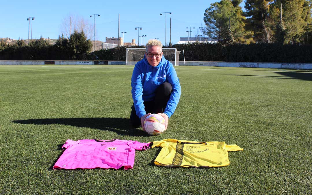 Zapater, en el campo del Valderrobres, tras una jornada de clases como técnica deportiva con la Comarca del Matarraña. Posa con la camiseta de árbitra y con la de jugadora que viste en las filas del fútbol 7 de su pueblo porque, como dice, «empecé tarde y me retiraré tarde». / B. Severino