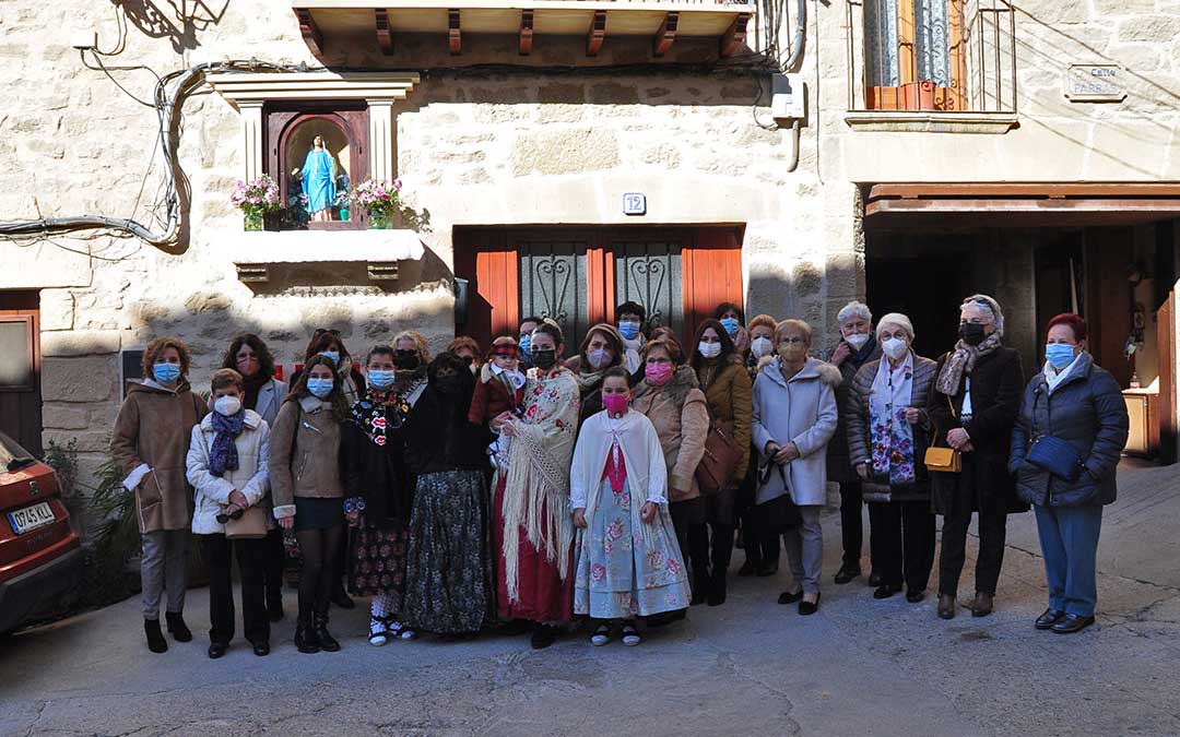 Foto de grupo de las aguederas que han participado en la procesión de Valderrobres. J.L.