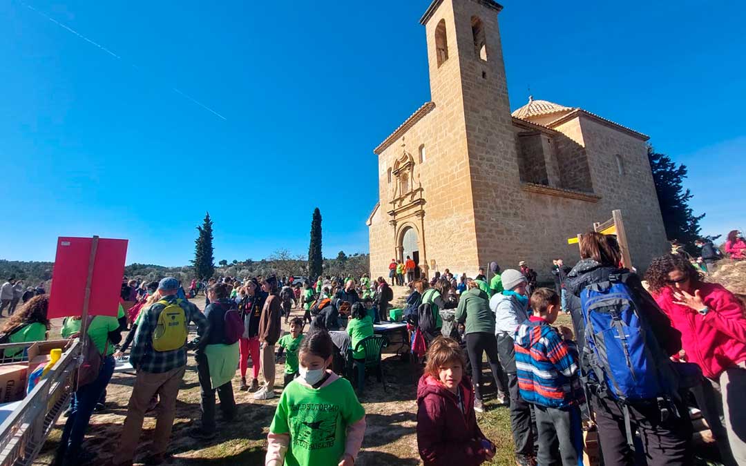 Los asistentes de las dos marchas senderistas se han concentrado en el Mas del Labrador. J.L.