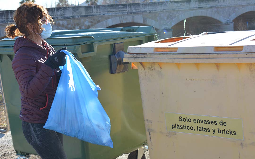Reciclando el plástico recuperado de la ribera./I.M.