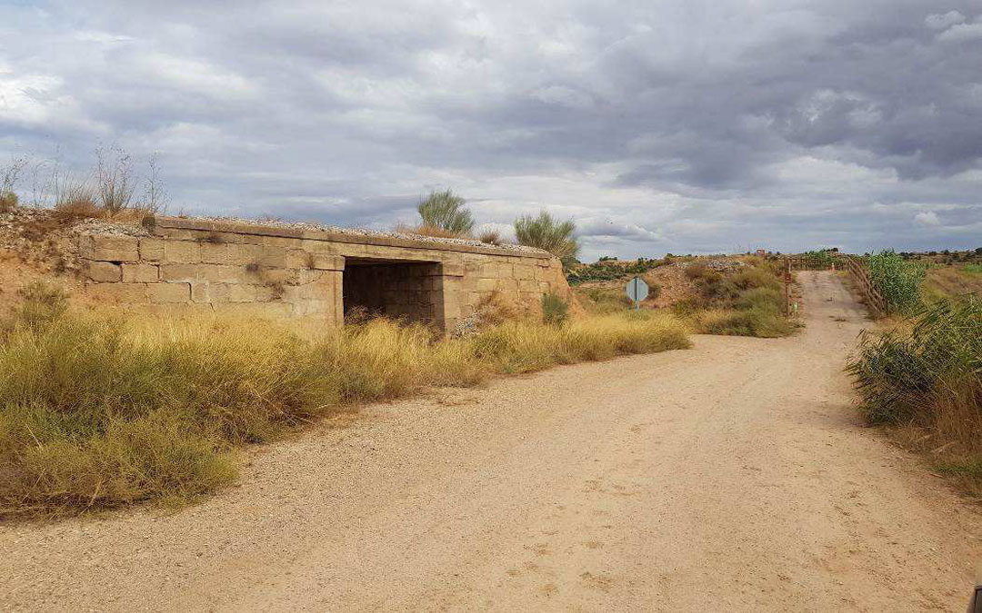 Vista del antiguo paso, el corte de la plataforma y el actual acceso a la vía verde que se unirá con la pasarela. / L.C.