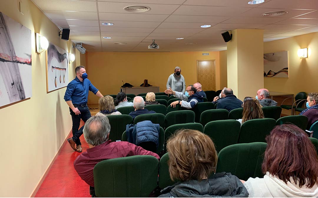 Darío Español (izquierda) y Rafa Lumbreras (al fondo), junto a los actores de la conmemoración del Compromiso durante la asamblea del miércoles / Eduard Peralta