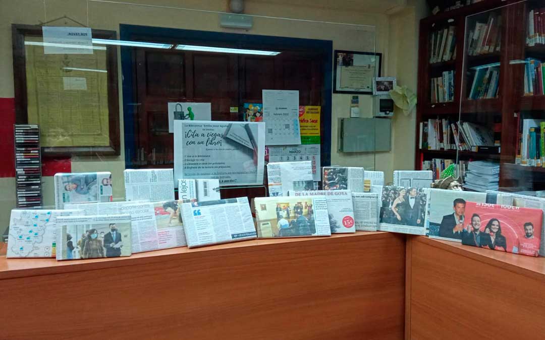 Imagen de los libros envueltos en la biblioteca de Caspe / Loli Esteban