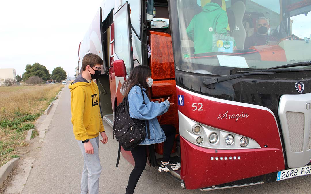 Algunos de los estudiantes alcañizanos cogiendo el bus junto al IES Mar de Aragón de Caspe / Eduard Peralta