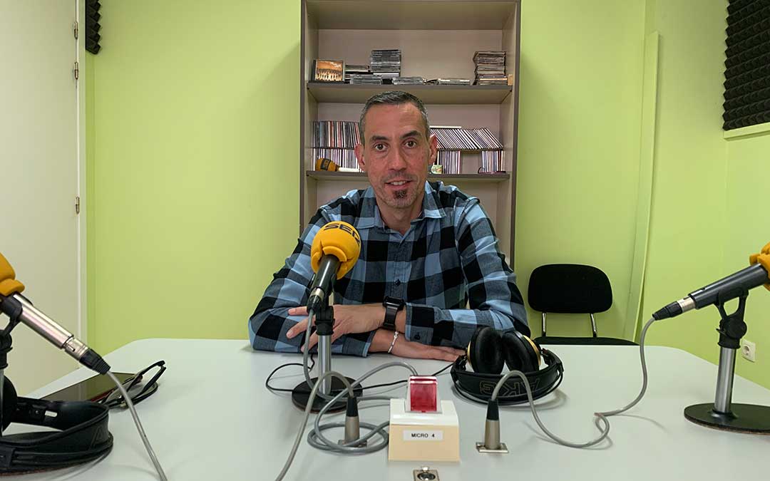 Marcos Sánchez, presidente de la coordinadora de cofradías de Caspe, en Radio Caspe / E.Peralta