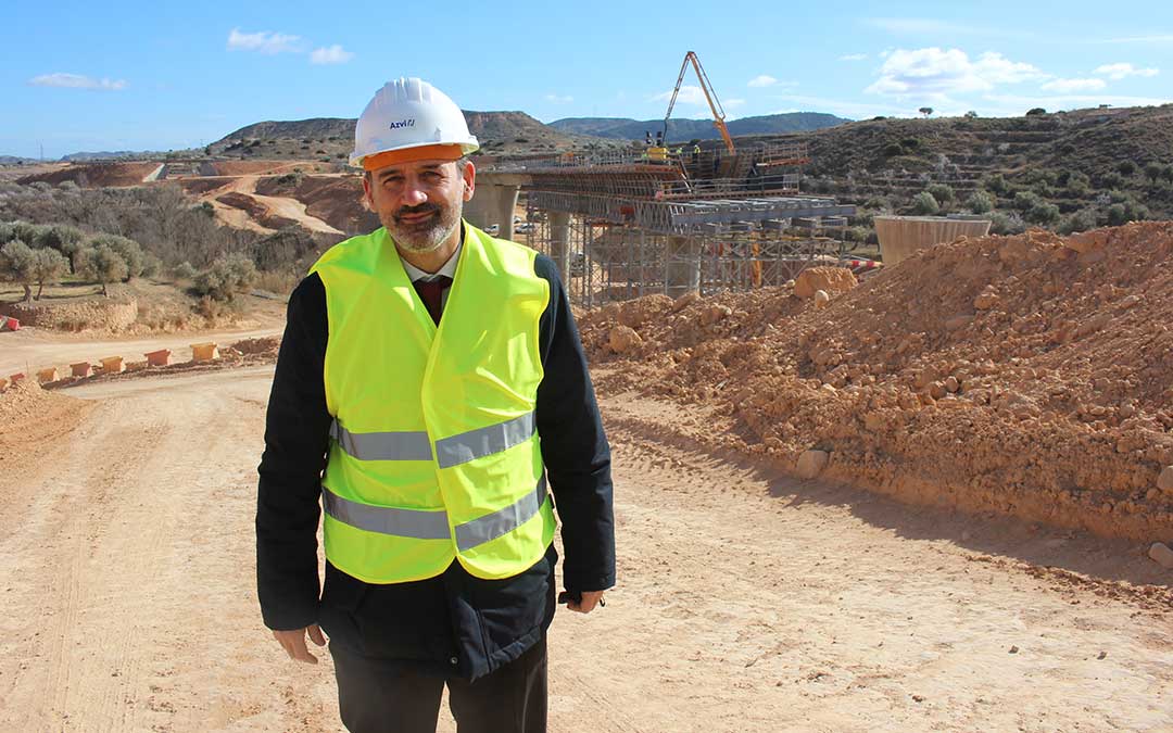 Xavier Flores en su visita a las obras de la variante de Alcorisa. / L. Castel