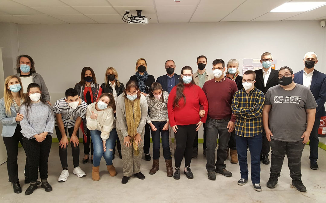 Alumnado del proyecto 'Imprescindibles', con la consejera Gastón y responsables de de INAEM, Down Zaragoza y Fundación Sesé. / DGA